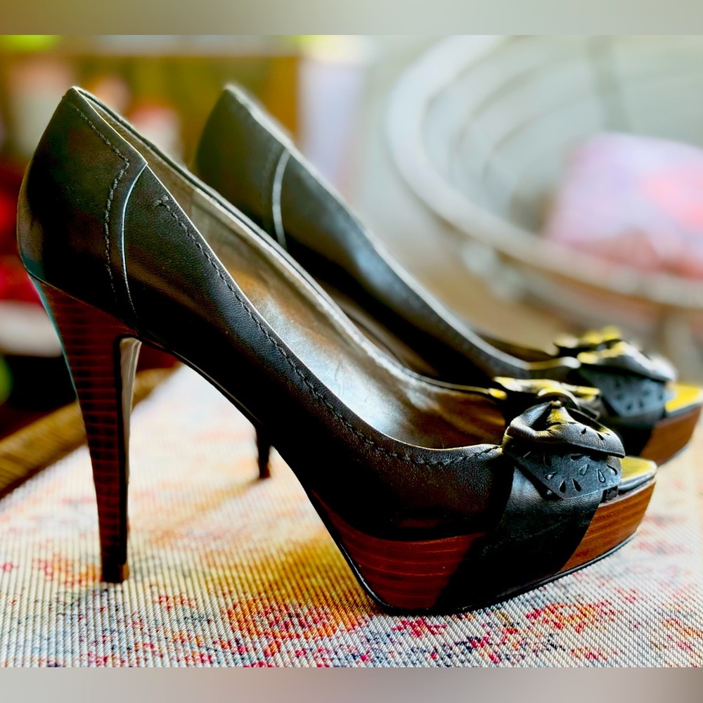 GUESS 4” Leather open toe bow heels